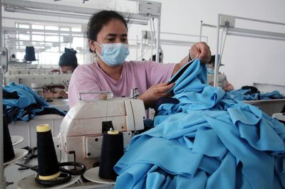 市场需求旺，服装加工忙 制造业的活力与挑战